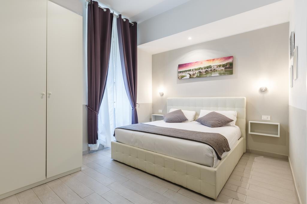 Small Double Room,381310921:JPEG